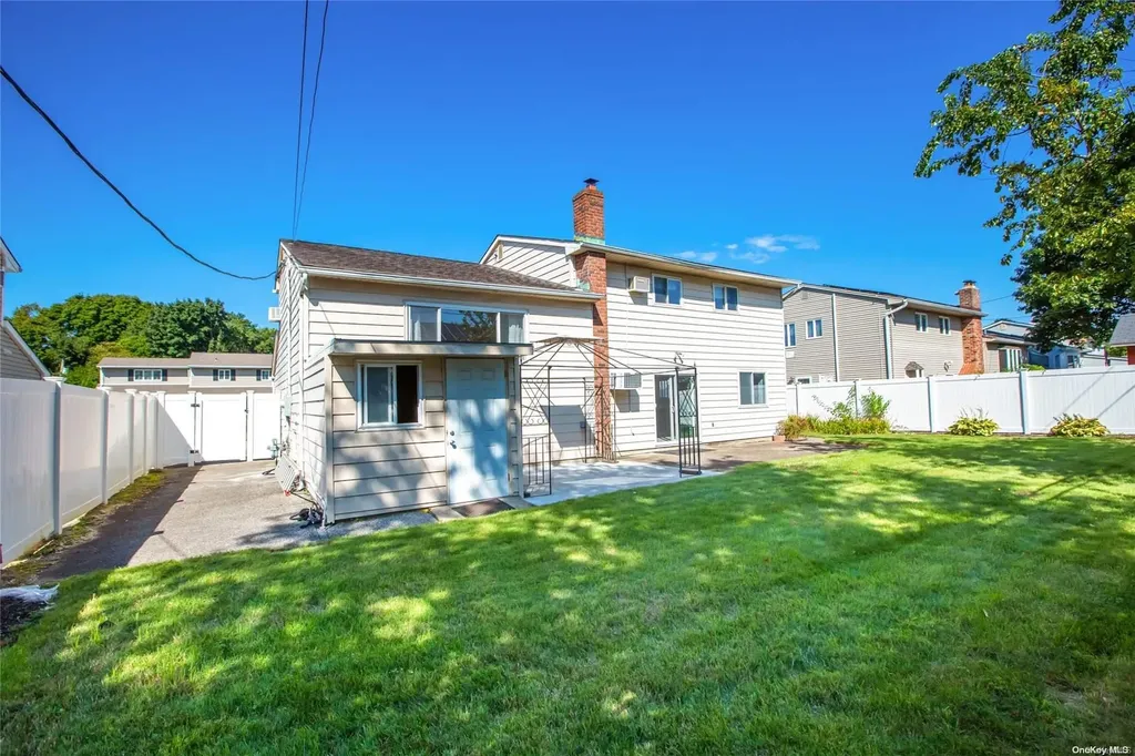 16 Hunt Place Bethpage NY 11714