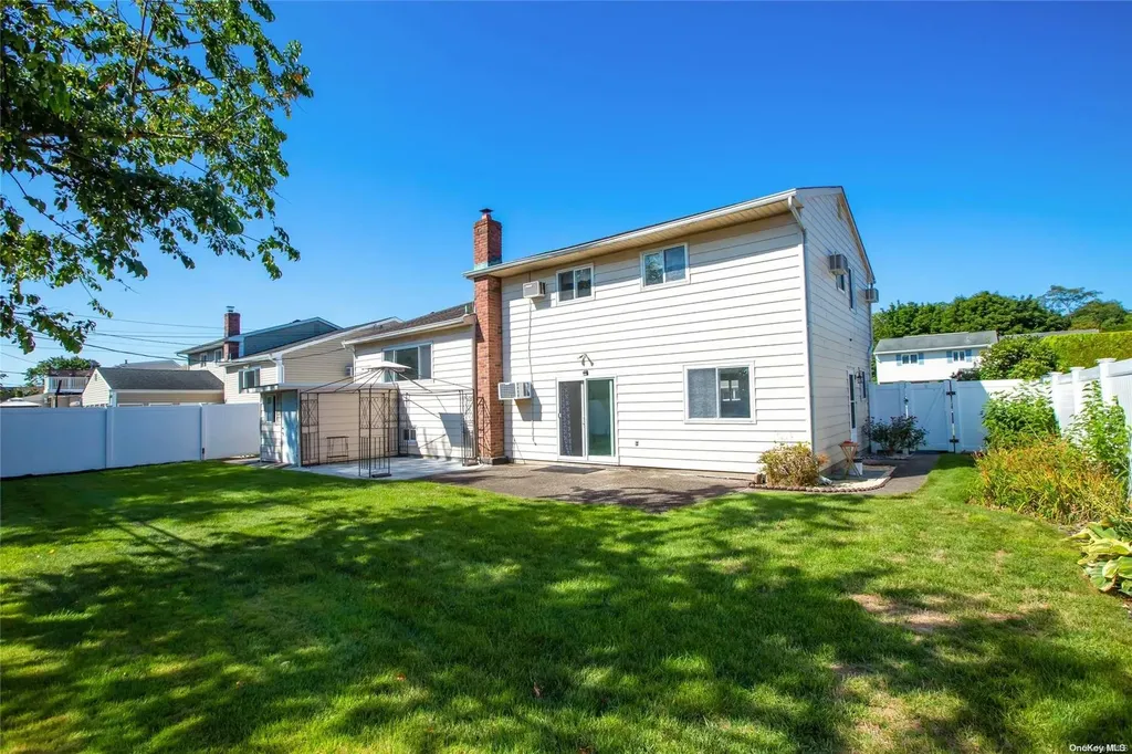 16 Hunt Place Bethpage NY 11714
