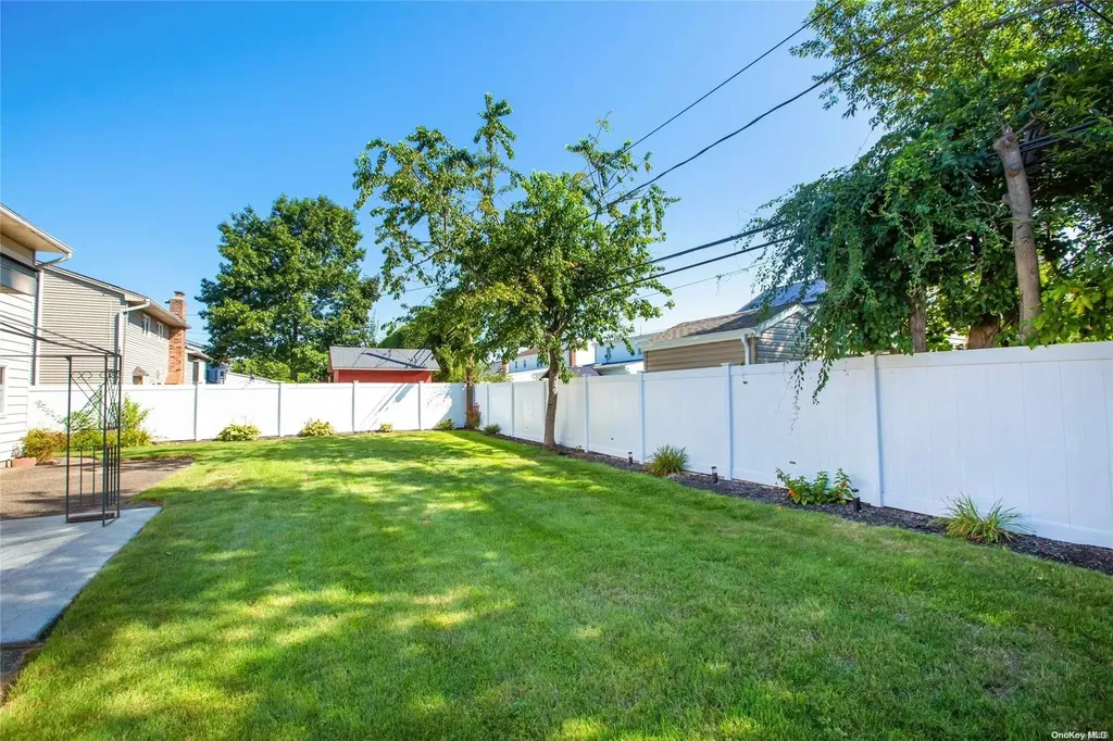 16 Hunt Place Bethpage NY 11714