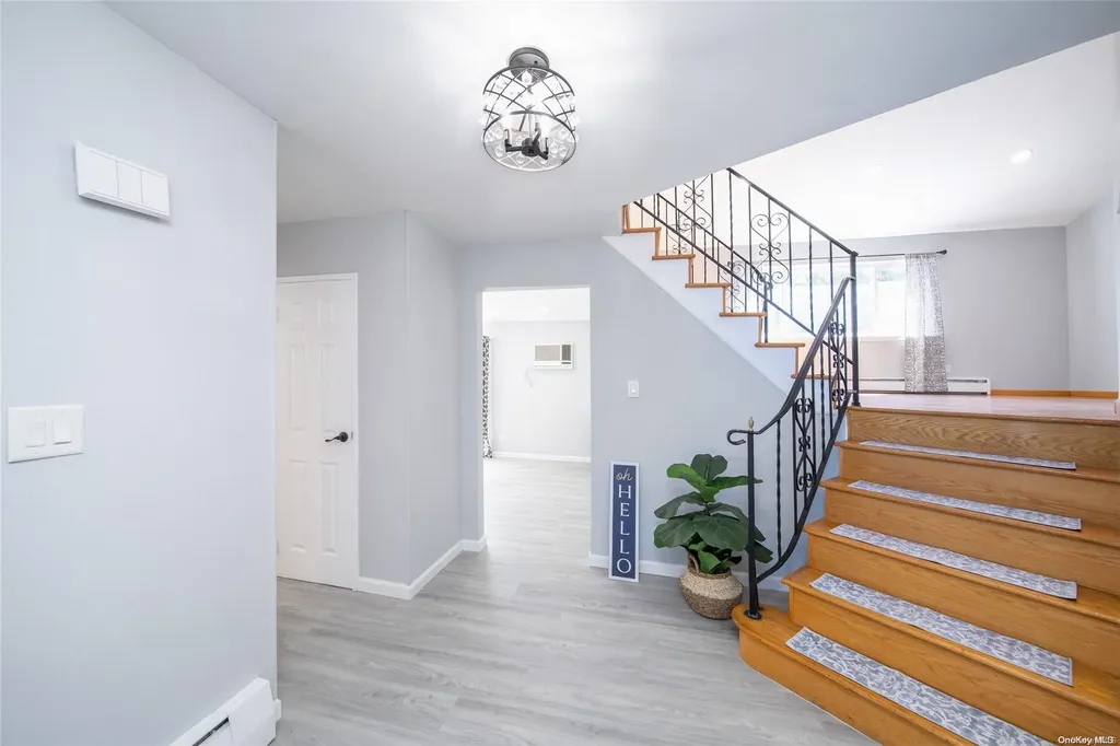 16 Hunt Place Bethpage NY 11714