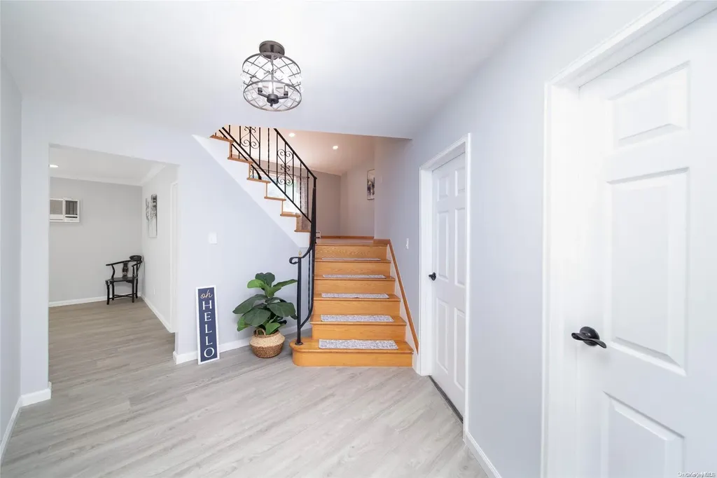 16 Hunt Place Bethpage NY 11714