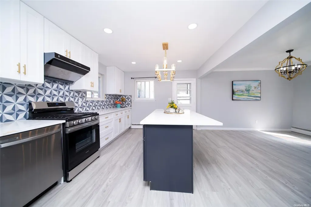 16 Hunt Place Bethpage NY 11714