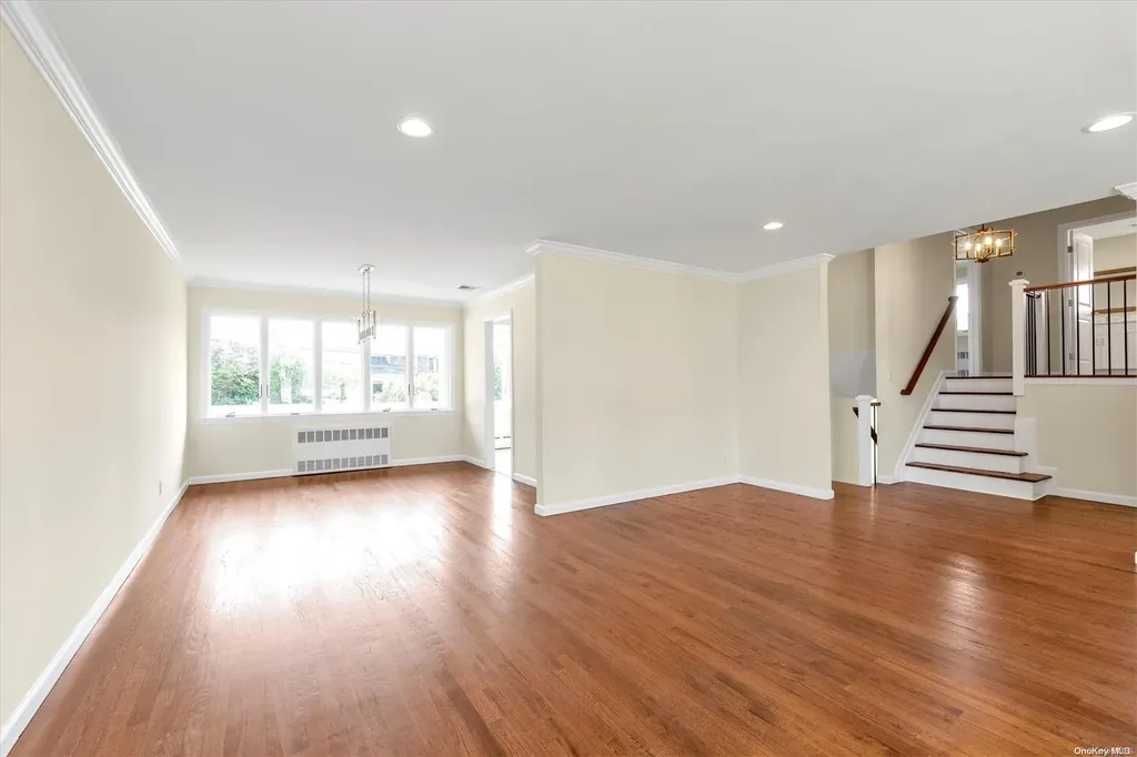 19 Deer Path Lane Syosset NY 11791