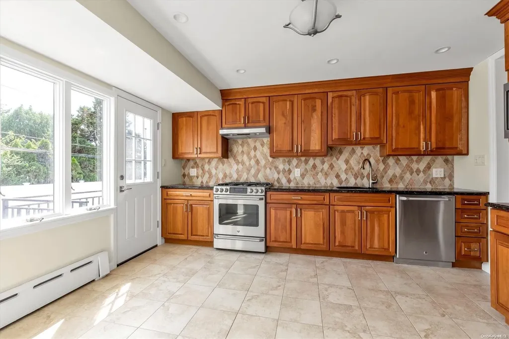 19 Deer Path Lane Syosset NY 11791