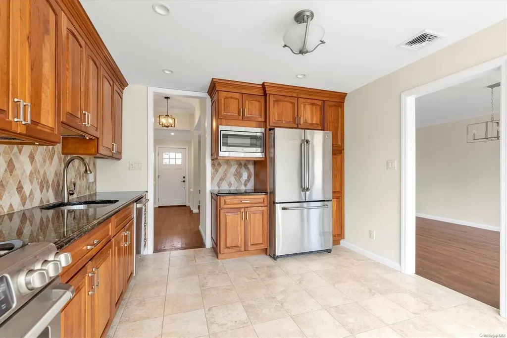 19 Deer Path Lane Syosset NY 11791