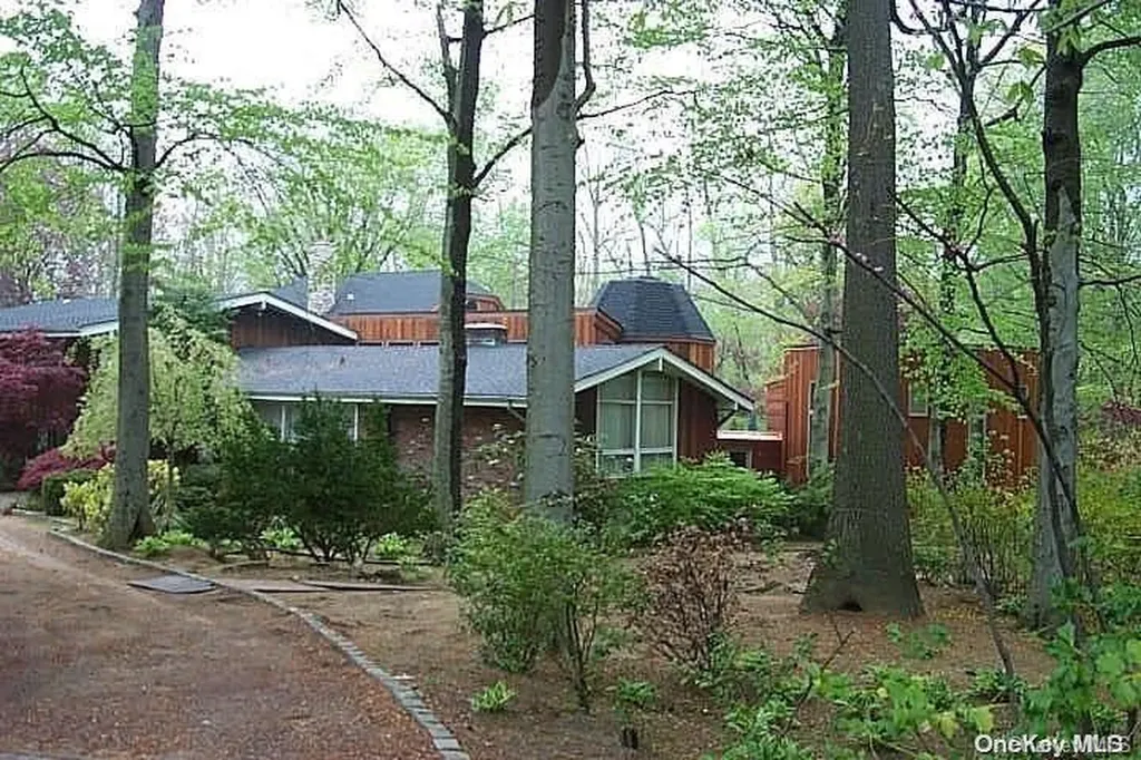 933 Middle Neck Road Great Neck NY 11024