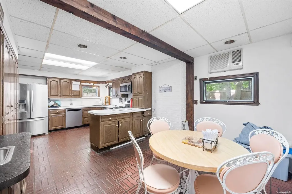 876 Woodmere Place Woodmere NY 11598
