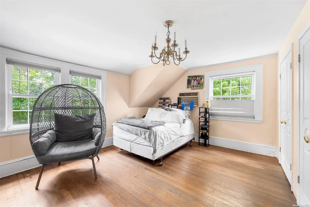 876 Woodmere Place Woodmere NY 11598