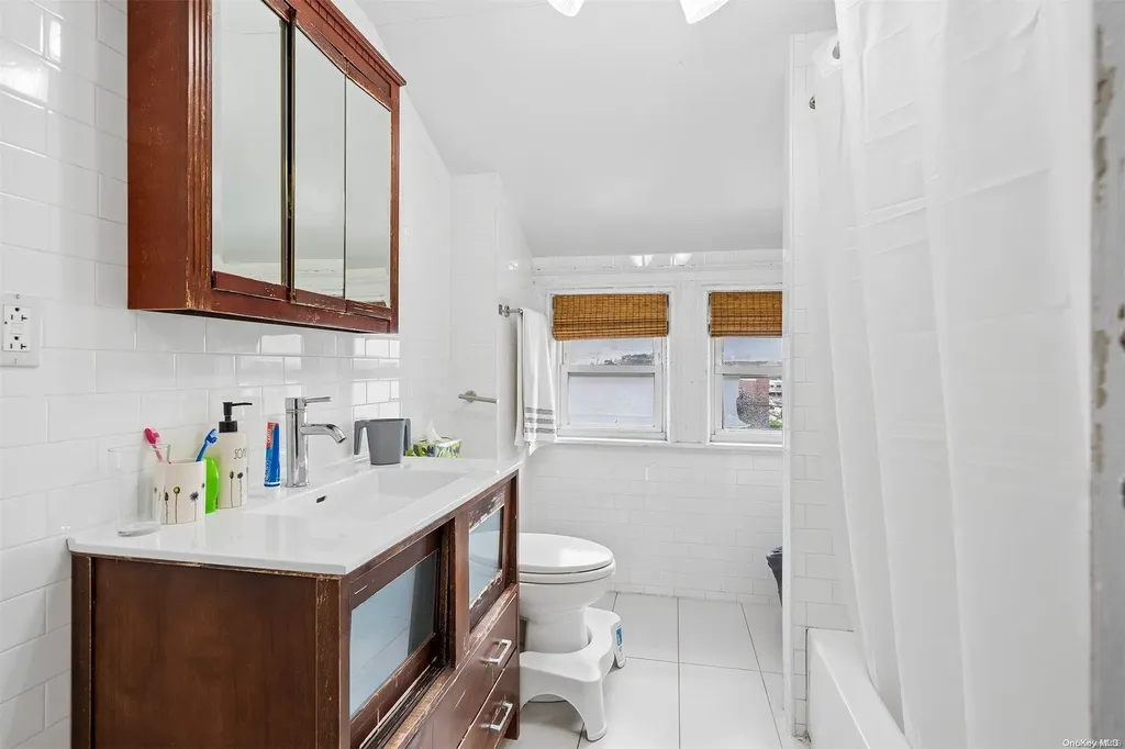 876 Woodmere Place Woodmere NY 11598