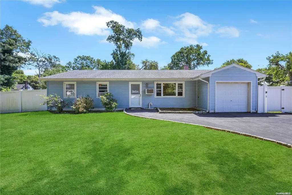 10 Cortina Way Bay Shore NY 11706