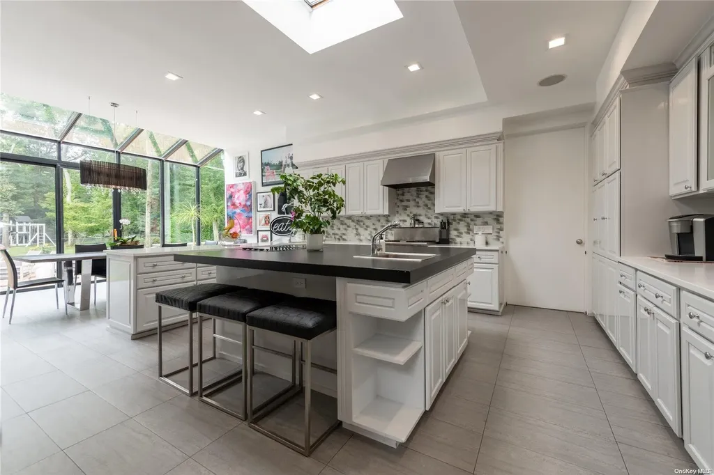 5 Dowling Court Old Westbury NY 11568