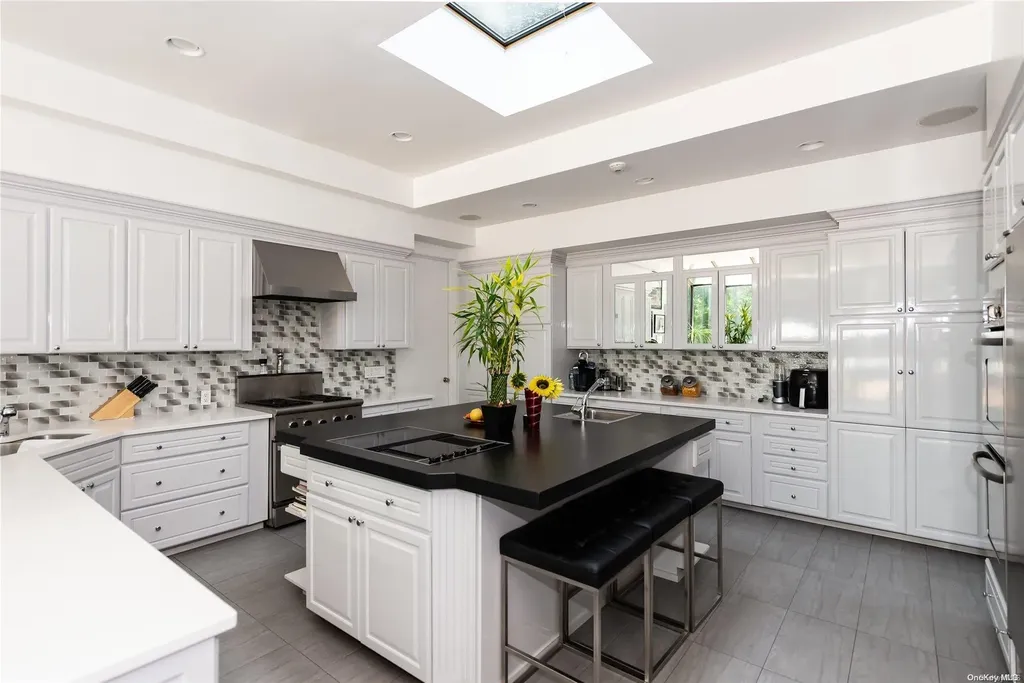 5 Dowling Court Old Westbury NY 11568