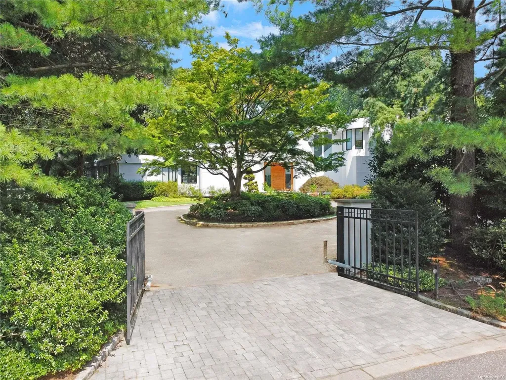 5 Dowling Court Old Westbury NY 11568