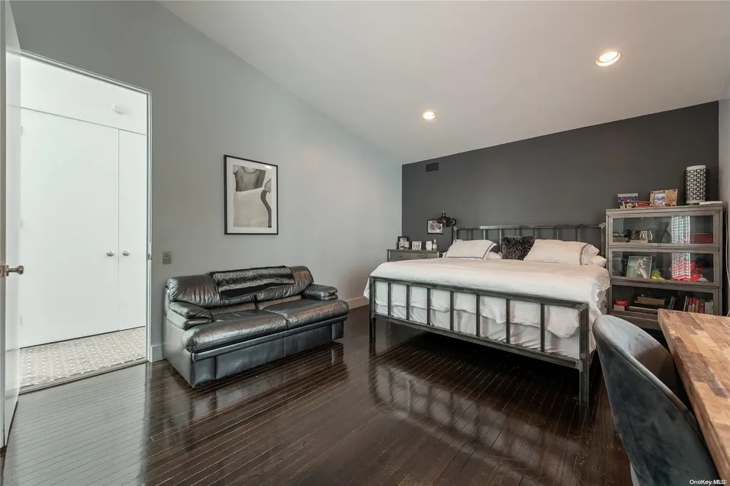 5 Dowling Court Old Westbury NY 11568