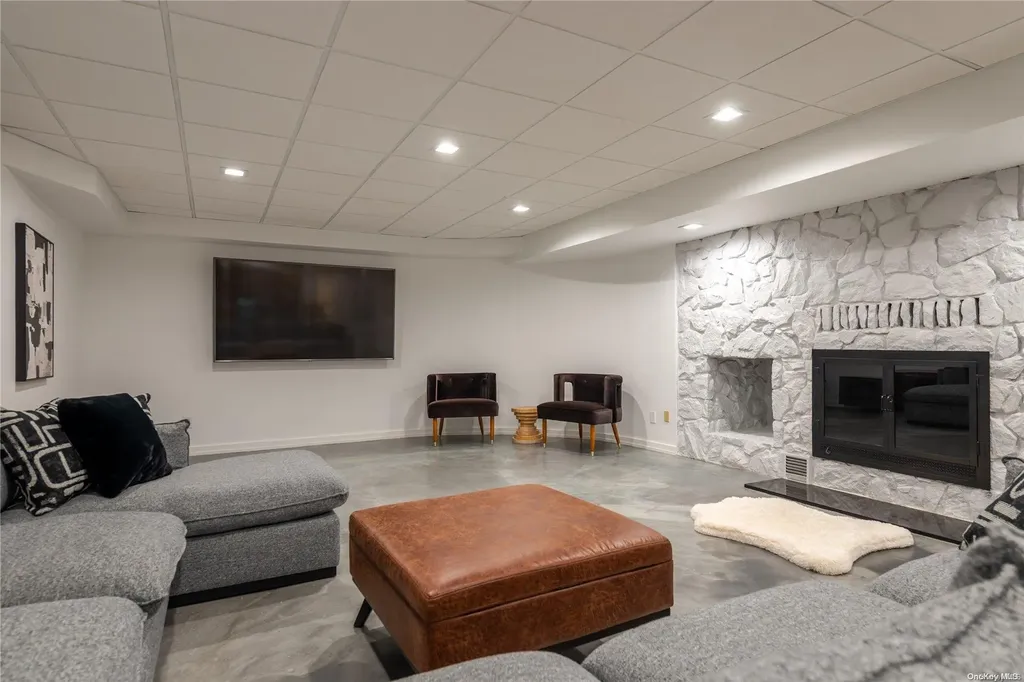 5 Dowling Court Old Westbury NY 11568