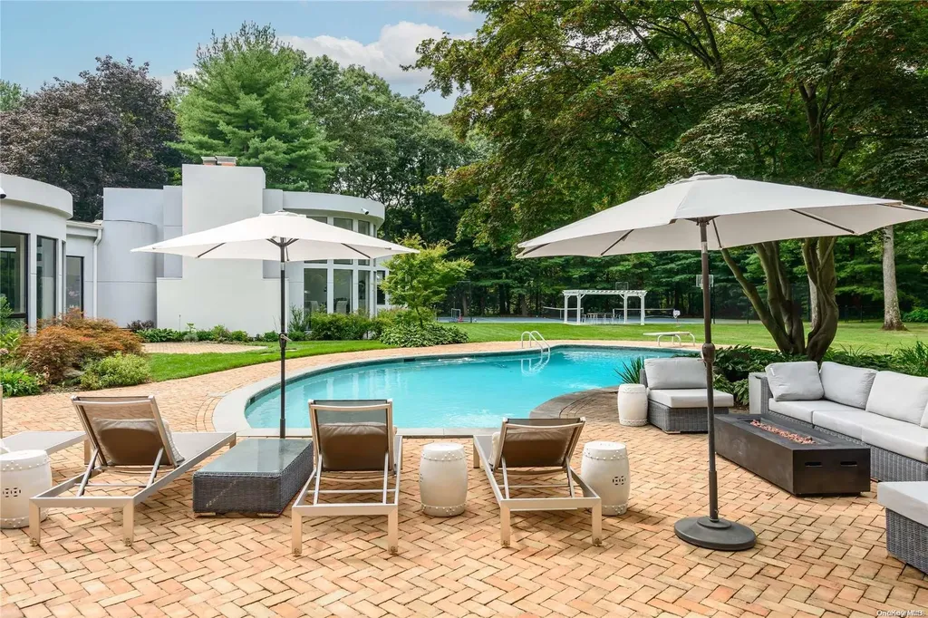 5 Dowling Court Old Westbury NY 11568