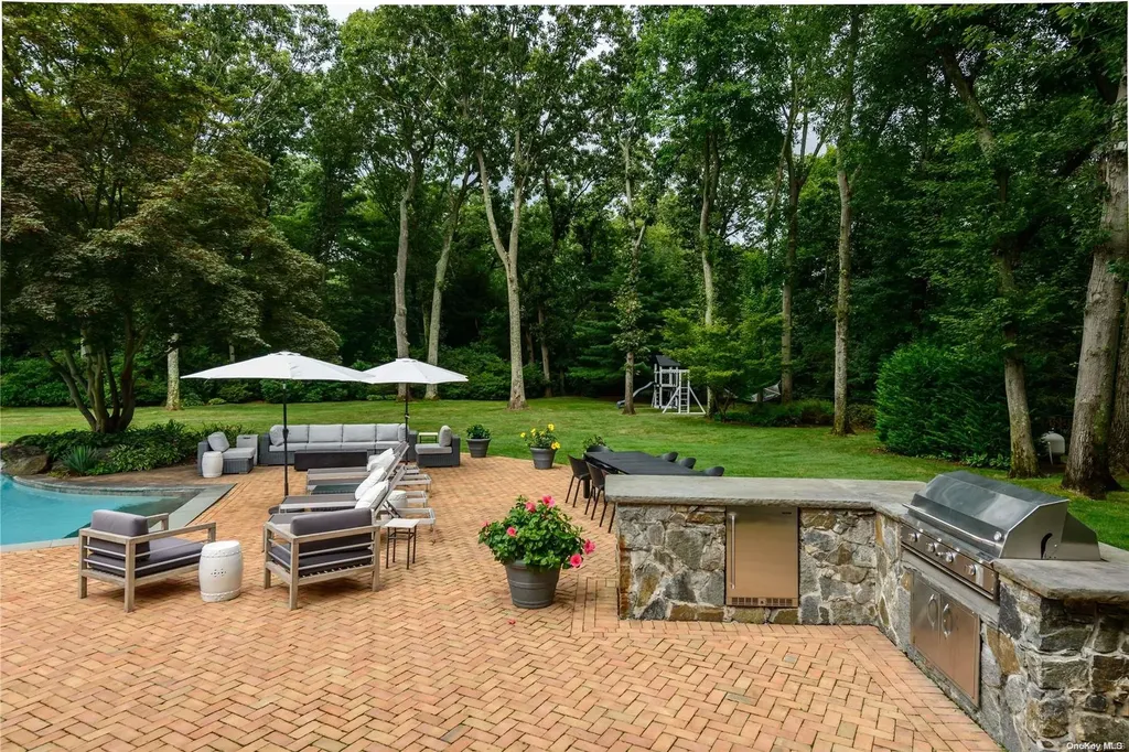 5 Dowling Court Old Westbury NY 11568