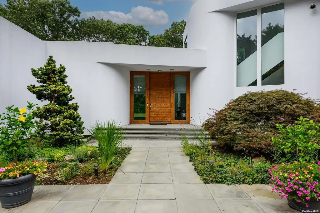 5 Dowling Court Old Westbury NY 11568