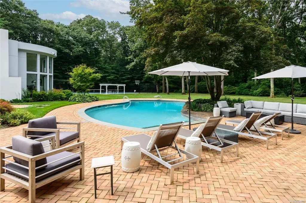 5 Dowling Court Old Westbury NY 11568