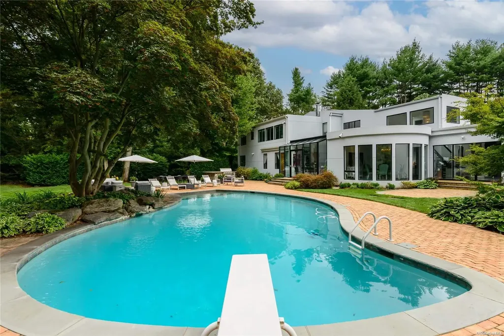 5 Dowling Court Old Westbury NY 11568