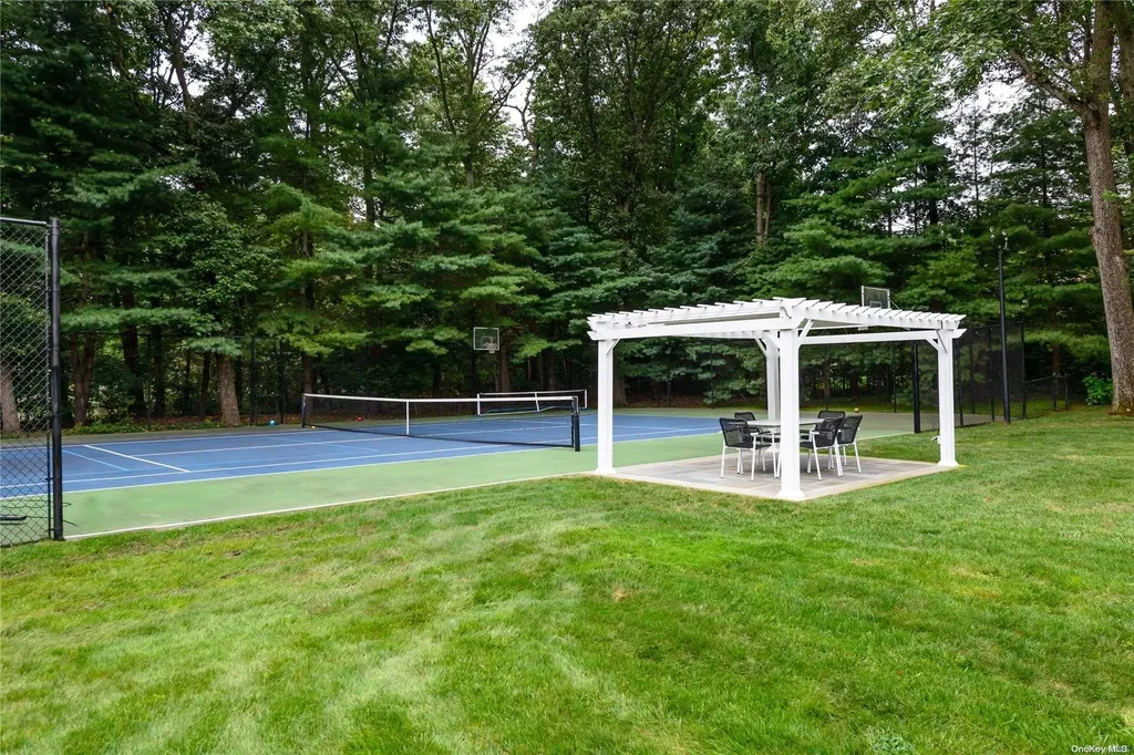 5 Dowling Court Old Westbury NY 11568