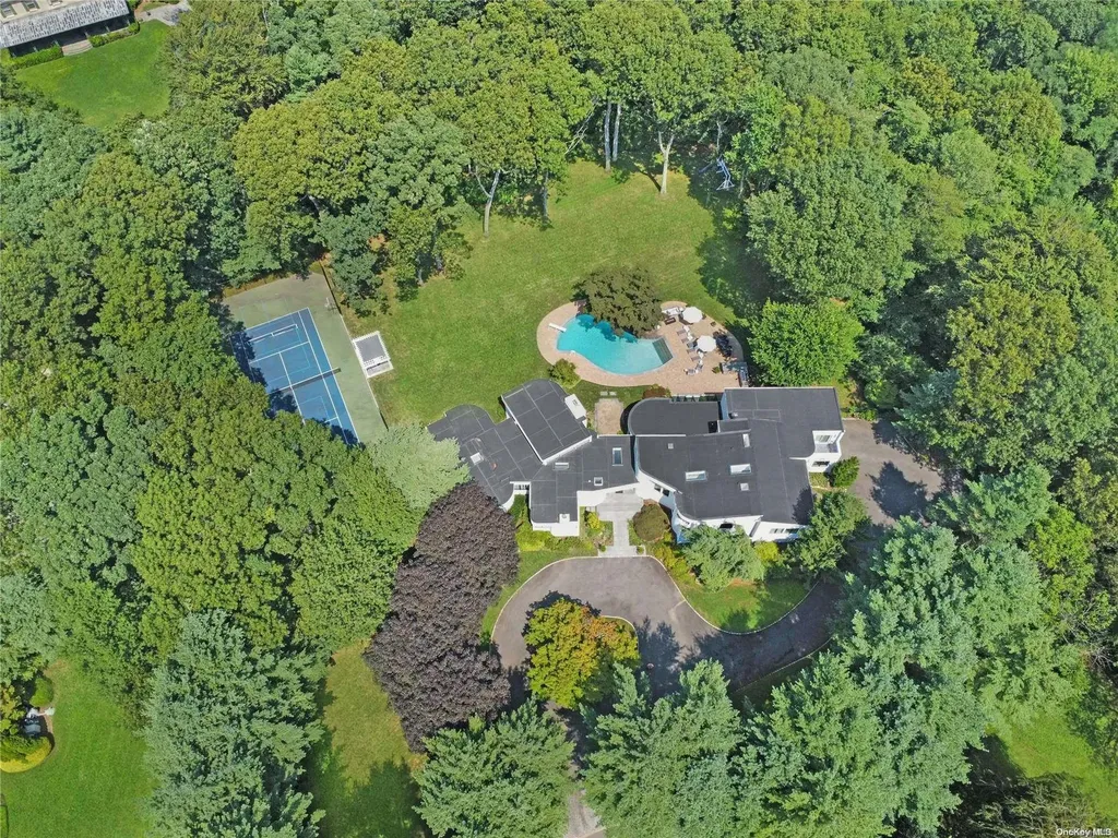 5 Dowling Court Old Westbury NY 11568