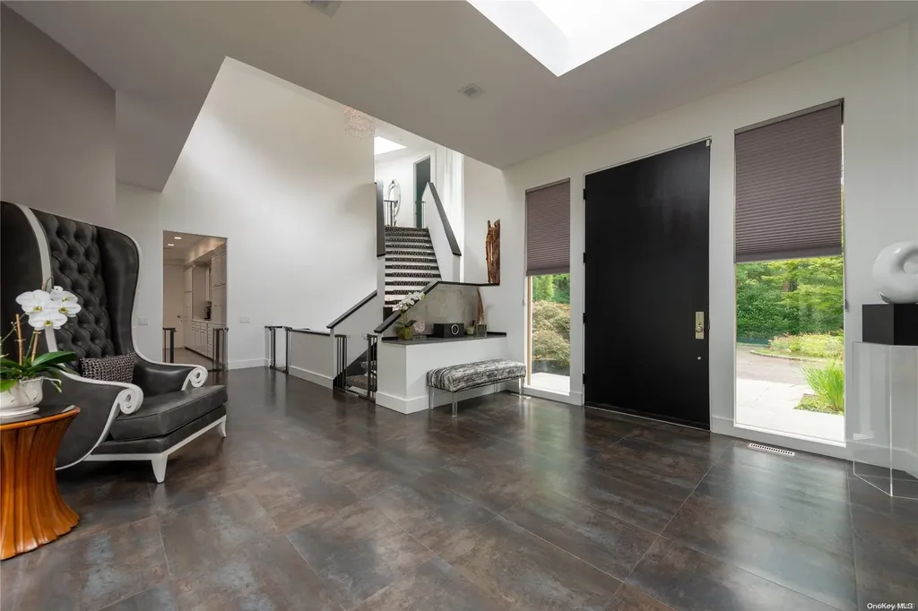 5 Dowling Court Old Westbury NY 11568