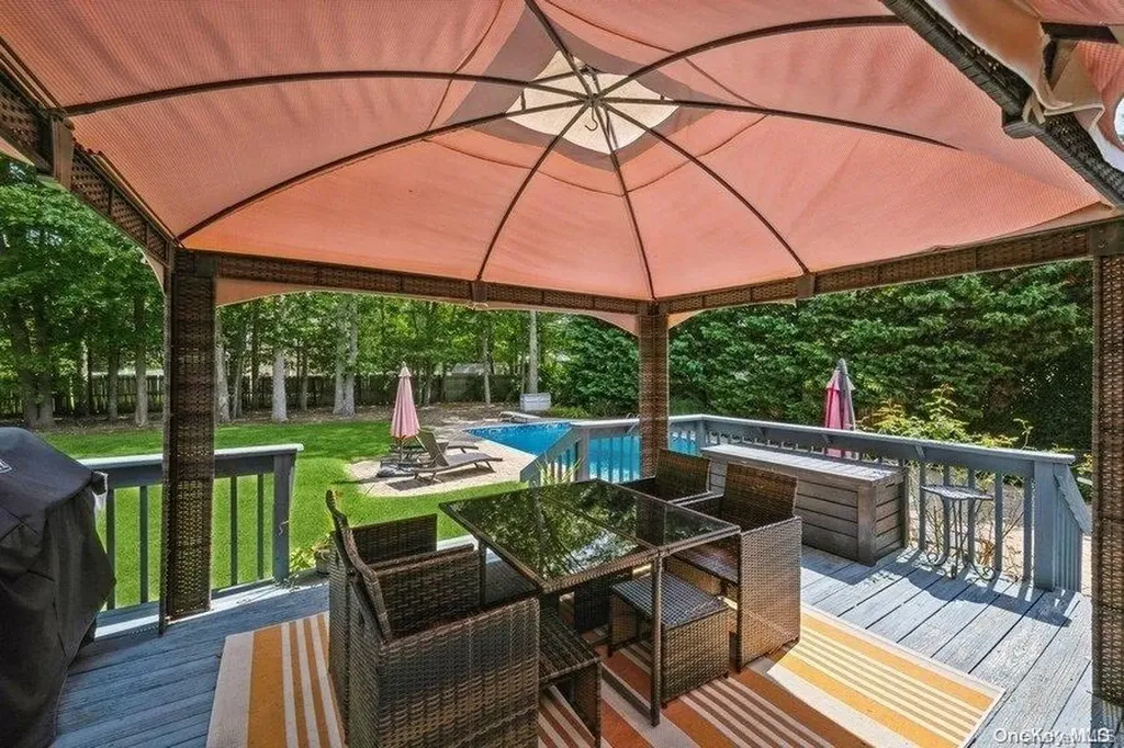 9 Oaktree Drive East Moriches NY 11940