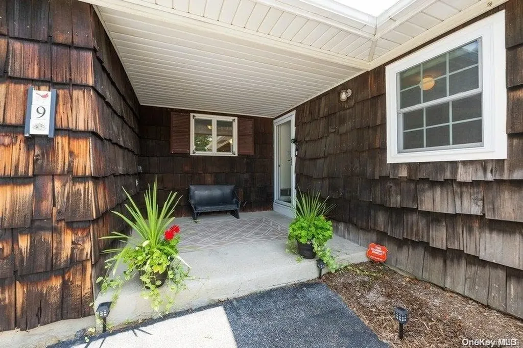 9 Oaktree Drive East Moriches NY 11940