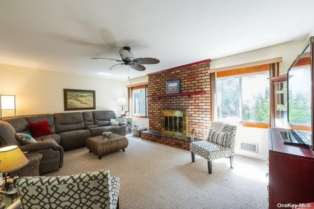 9 Oaktree Drive East Moriches NY 11940