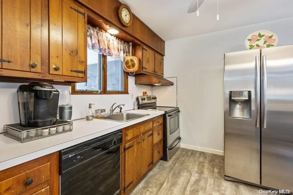 9 Oaktree Drive East Moriches NY 11940