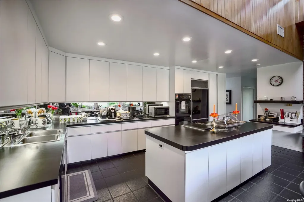 10 Pine Tree Drive Great Neck NY 11024