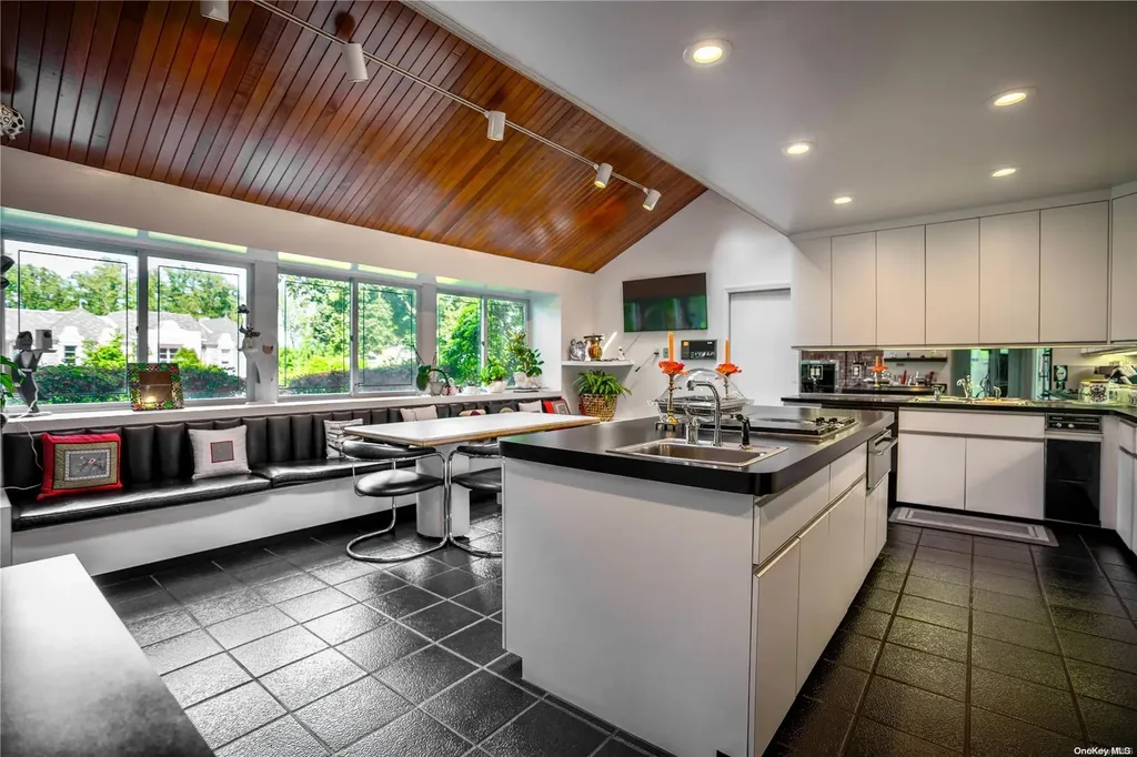 10 Pine Tree Drive Great Neck NY 11024