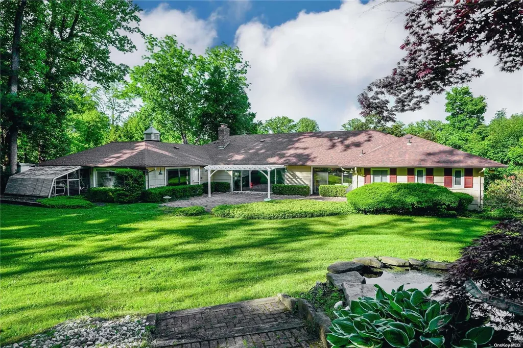 10 Pine Tree Drive Great Neck NY 11024