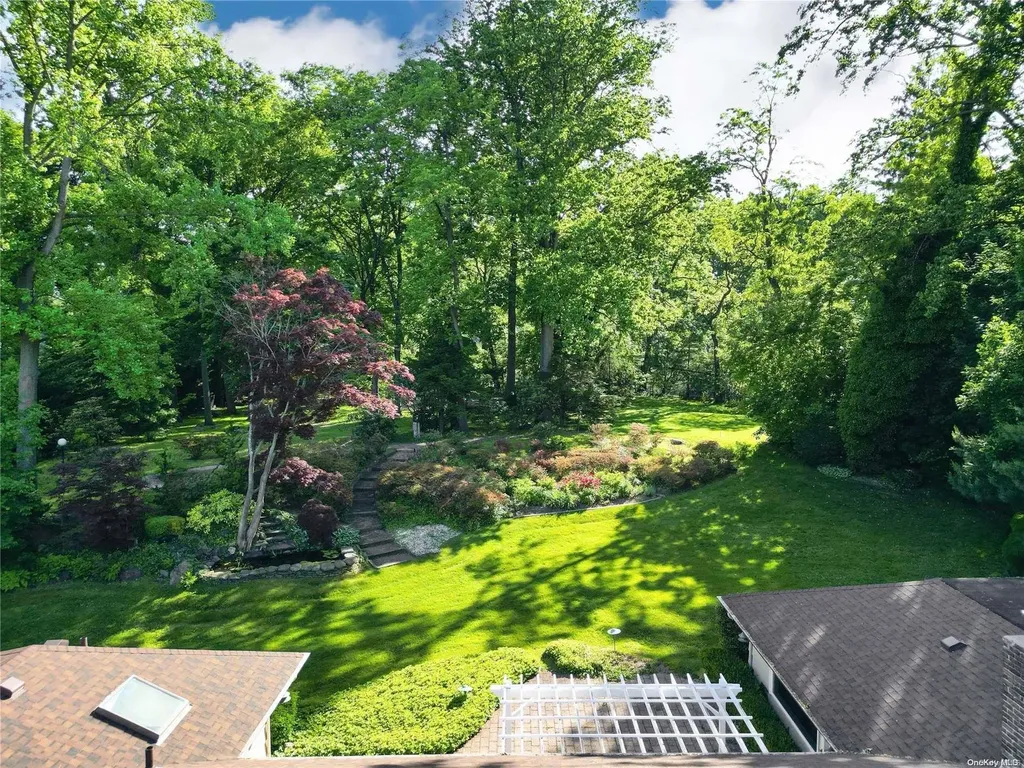 10 Pine Tree Drive Great Neck NY 11024