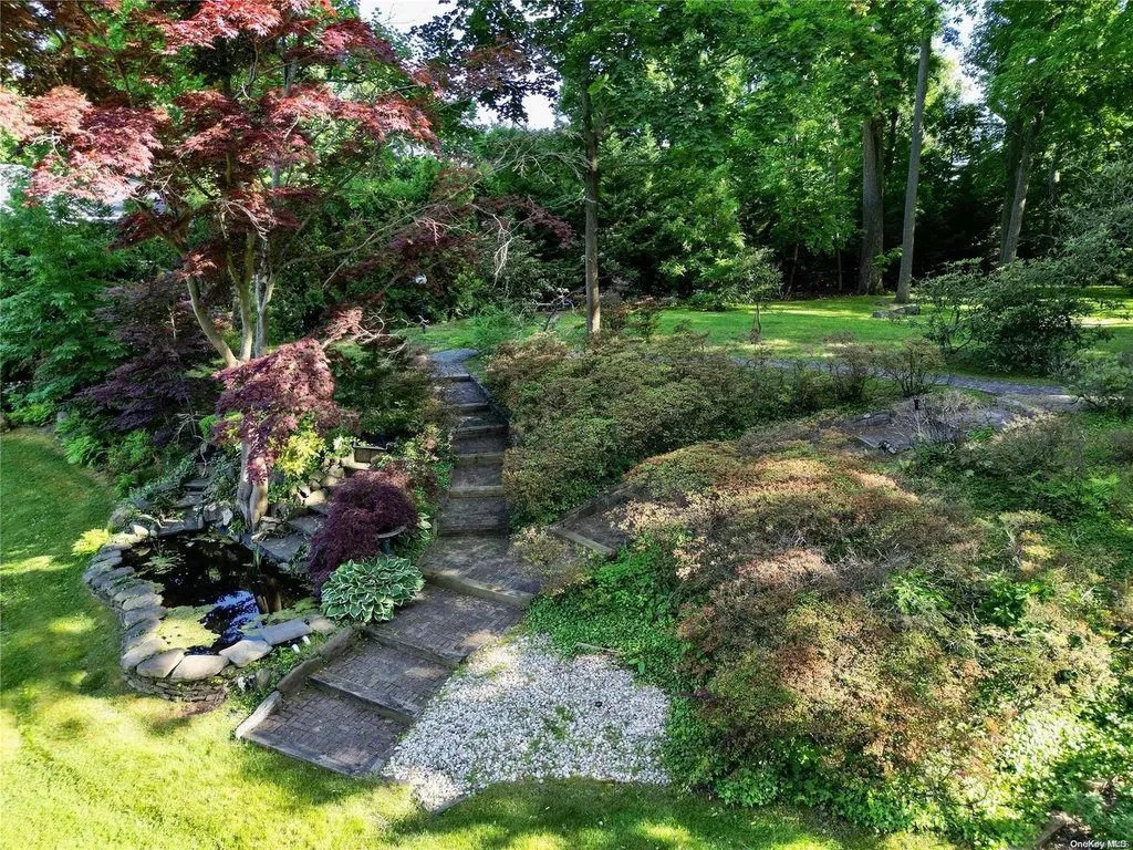 10 Pine Tree Drive Great Neck NY 11024