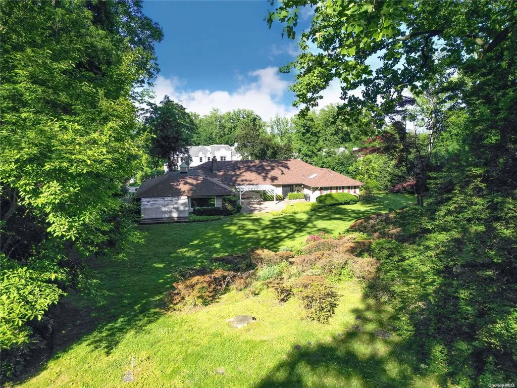 10 Pine Tree Drive Great Neck NY 11024