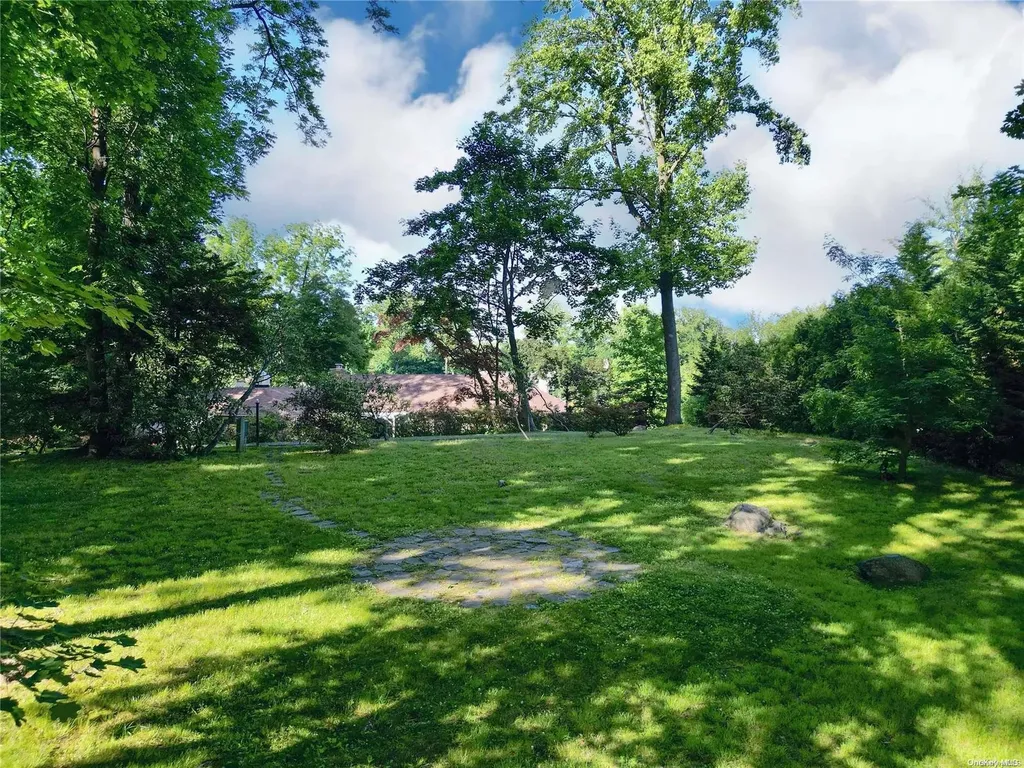 10 Pine Tree Drive Great Neck NY 11024