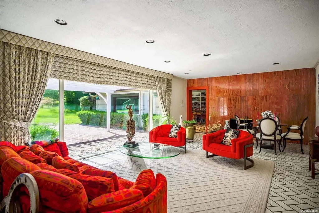 10 Pine Tree Drive Great Neck NY 11024