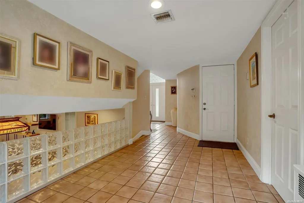 25 S Oaks Boulevard Plainview NY 11803