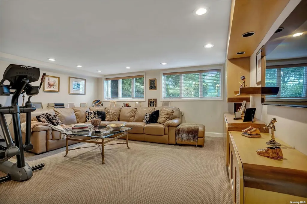 25 S Oaks Boulevard Plainview NY 11803