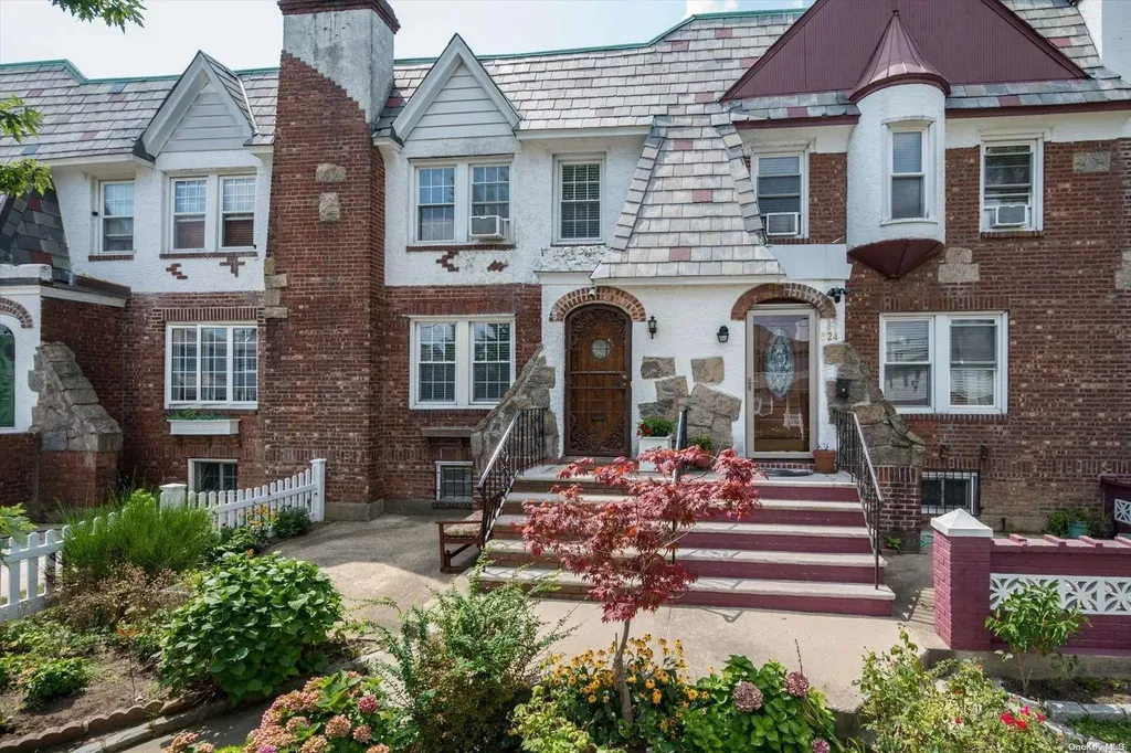 326 Cochran Place Valley Stream NY 11581
