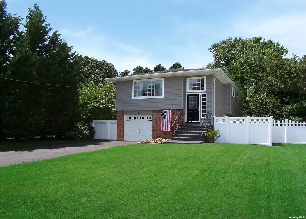 2176 Louis Kossuth Avenue Ronkonkoma NY 11779