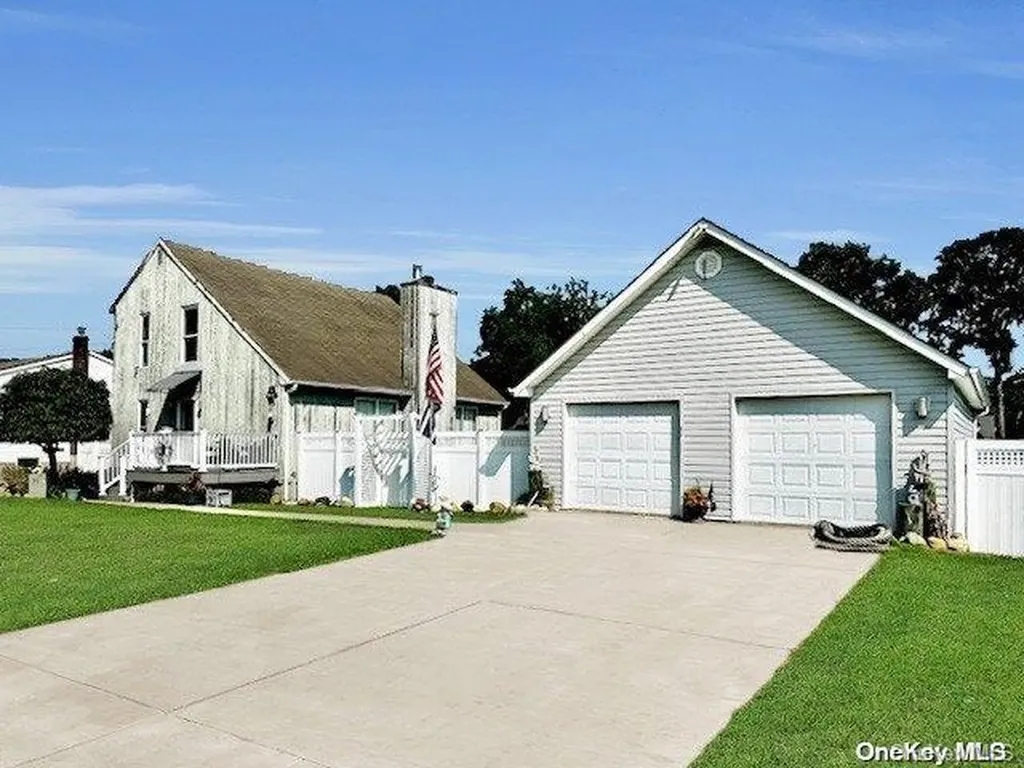 37 Argyle Drive Shirley NY 11967
