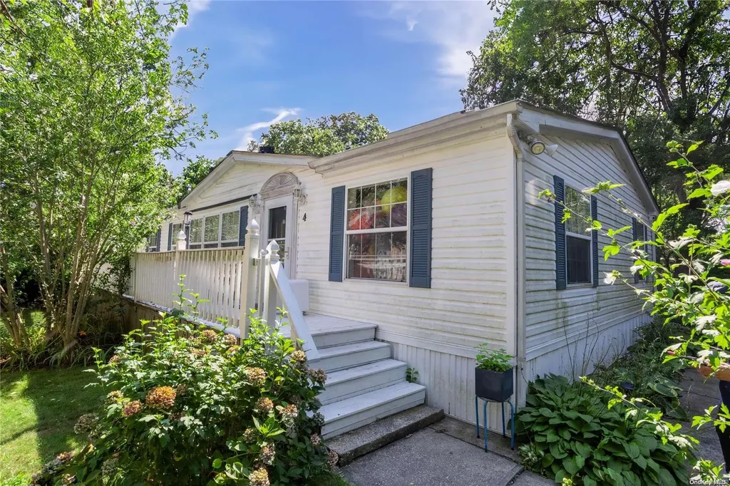 4 White Daisy Lane Bohemia NY 11716