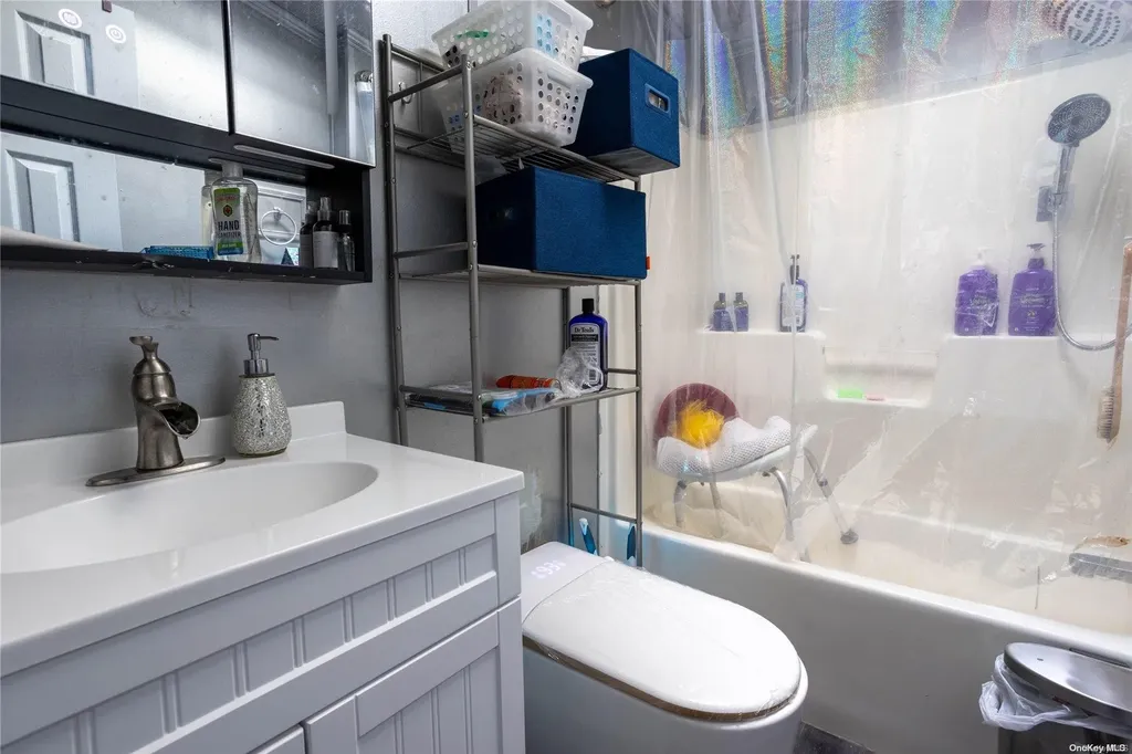 4 White Daisy Lane Bohemia NY 11716