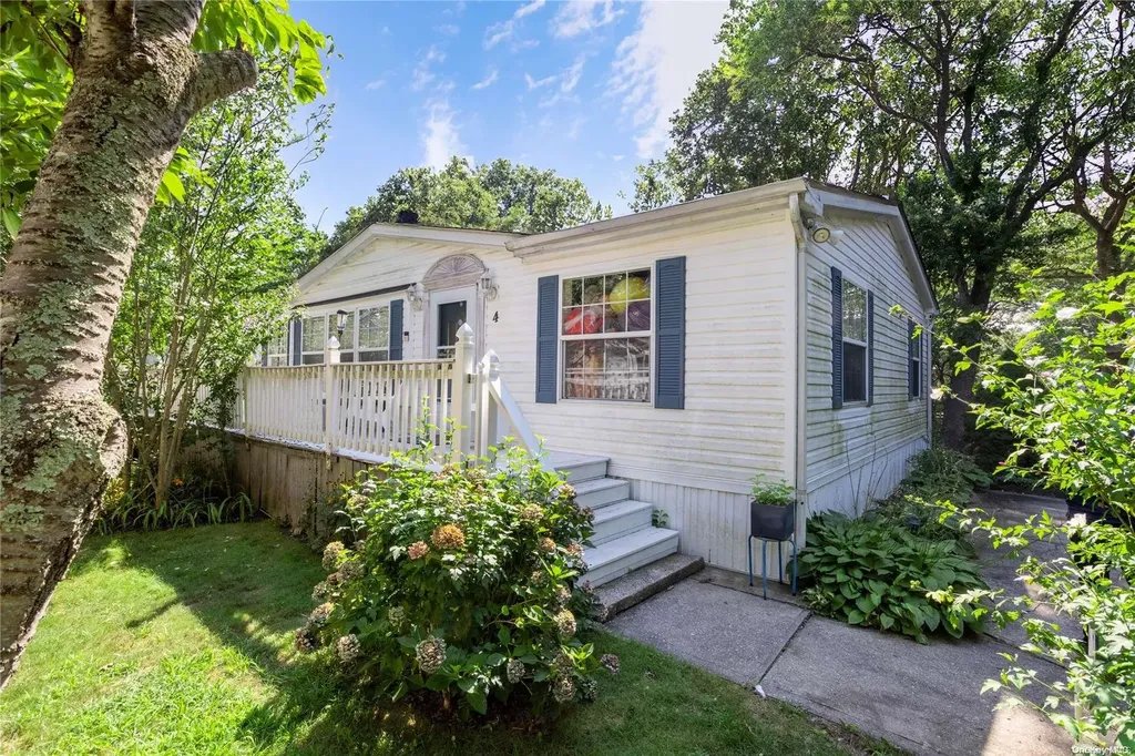 4 White Daisy Lane Bohemia NY 11716