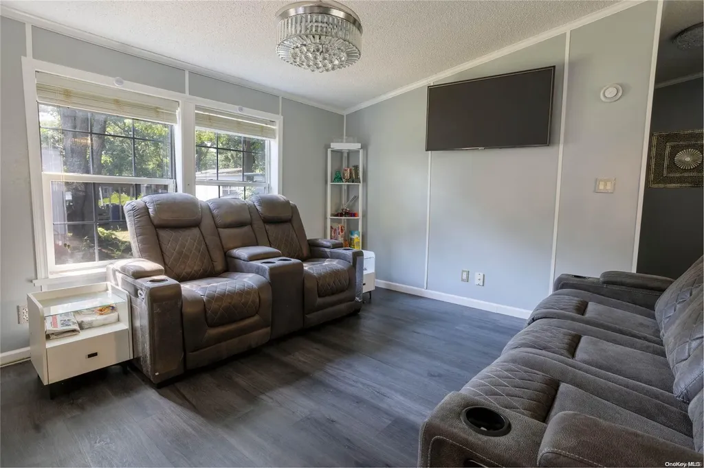 4 White Daisy Lane Bohemia NY 11716