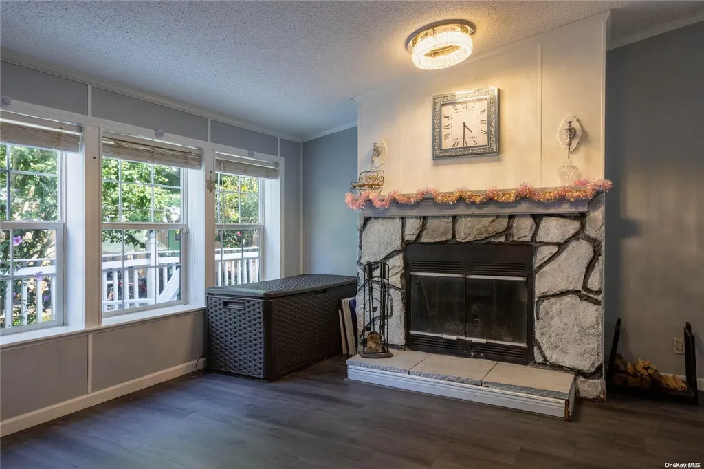 4 White Daisy Lane Bohemia NY 11716