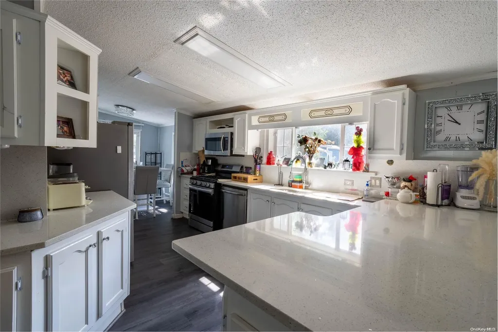4 White Daisy Lane Bohemia NY 11716
